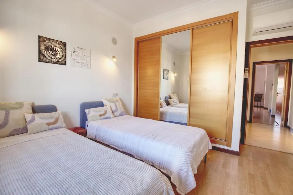 Modern Vacation Home With Pool In Quarteira 0*,