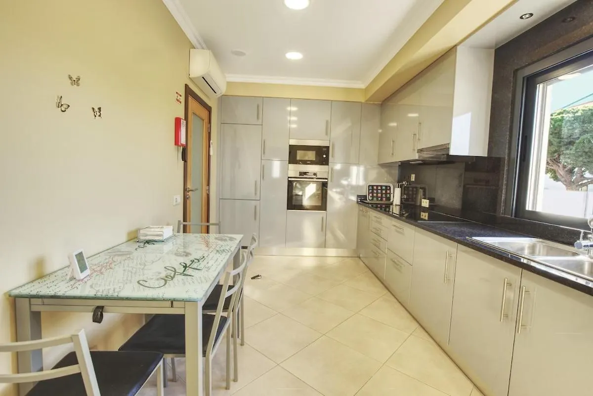 Apartment Modern Vacation Home With Pool In Quarteira